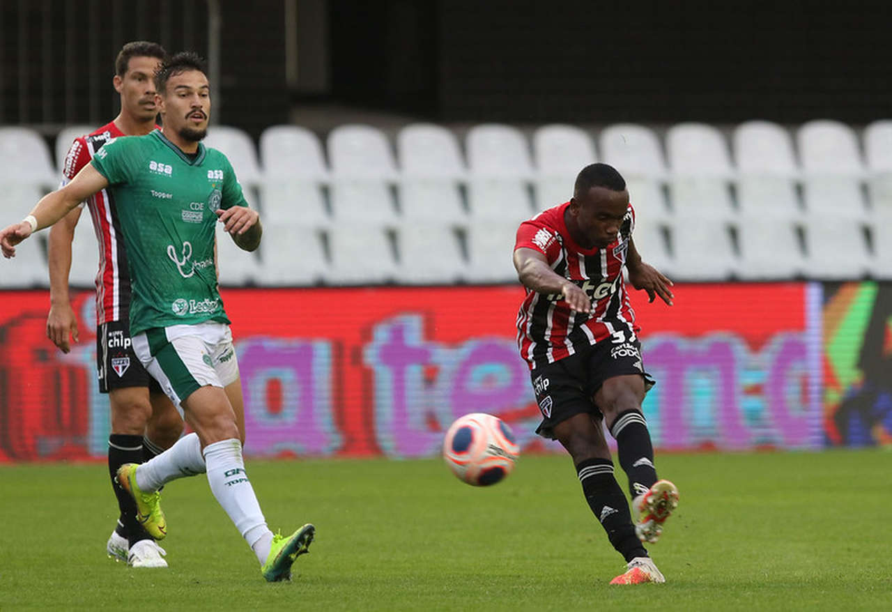 HELINHO - GUARANI 1 X 3 SÃO PAULO - Atacante quebrou um jejum de 29 partidas e marcou o primeiro dele na temporada, o segundo como profissional.