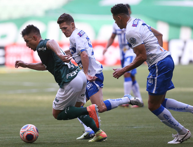 SOBE E DESCE - O Água Santa demorou alguns minutos, mas soube encaixar um jogo em que não dava espaço para o Palmeiras criar jogadas, e ainda teve paciência na jogada do gol. O lado negativo foi a opção de se fechar completamente para não perder, permitindo uma pressão que se tornou insuportável. Acabou rebaixado.