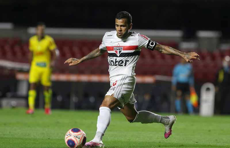 LIBERTADORES - SÃO PAULO - Fechando o G-6 com nove votos, o São Paulo ficará no G6 do Brasileirão e também se classificará para a Libertadores por meio do Campeonato Brasileiro segundo a redação do LANCE!.