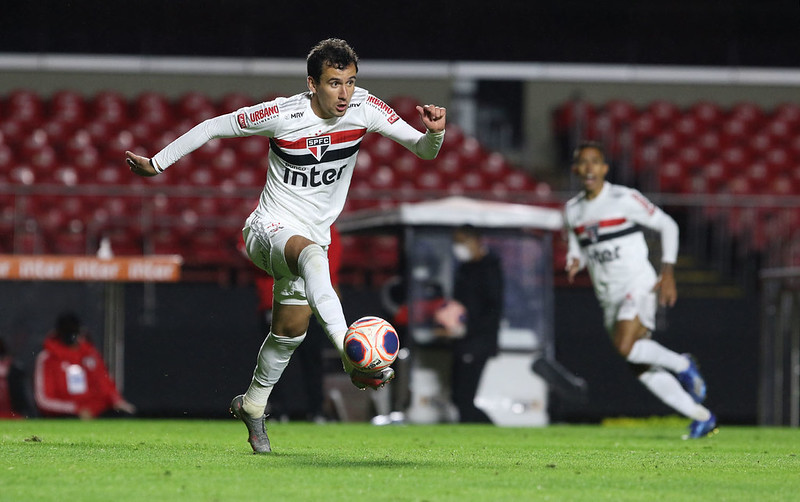 O São Paulo acumulou mais um vexame em sua história recente no Morumbi ao ser liminado nesta quarta-feira pelo Mirassol, por 3 a 2, pelas quartas de final do Paulistão. Apesar de grande volume de jogo e alto número de finalizações, o Tricolor não teve uma boa atuação. Pablo, autor de um dos gols, foi um dos raros destaques. Veja as notas do São Paulo no LANCE! (por Felipe Melo - felipeeduardo@lancenet.com.br)