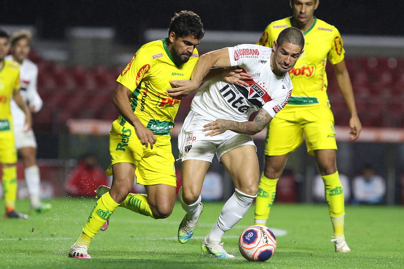 MIRASOL - Sobe - Zé Roberto e Daniel Borges: Ao longo da partida foram os jogadores mais perigosos do Mirassol. Zé Roberto mostrou presença de área e bom posicionamento nos dois gols. No primeiro, sozinho, cabeceou com segurança e no segundo recebeu belo passe para ampliar. Na etapa final, Borges apareceu bem na única jogada de ataque do time e acertou um belo chute para garantir a classificação. / Desce - Não segurou na primeira etapa: O destaque negativo ficou por conta da defesa do Mirassol, no primeiro tempo, que não conseguiu segurar o São Paulo mesmo com dois gols de vantagem no placar. Apesar da diferença entre as equipes, o Leão da Alta deu espaço para o Tricolor empatar ainda no primeiro tempo. No segundo tempo, o São Paulo se movimentou pouco e facilitou a defesa da equipe dirigida por Ricardo Catalá. 