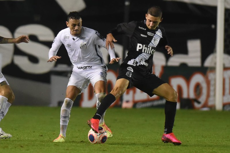 PONTE PRETA - Sobe - Bola aérea e Bruno Rodrigues: A principal jogada da Ponte durante a partida foi a bola aérea. A equipe apostou na maior dificuldade da defesa santista na temporada e forçou nos cruzamentos. Levou perigo com uma bola no travessão e um recuo mal feito por Pará na primeira etapa. No 2º tempo, Bruno Rodrigues empatou e foi responsável pelo chute que originou o gol da virada e da classificação da Macaca. / Desce - Muito espaço e agressividade: Ao longo do primeiro tempo, a Ponte Preta deu muito espaço aos pontas santistas. Em vários momentos, Soteldo e Marinho tiveram espaço para construir as jogadas pelos lados do campo. Outro ponto negativo foi o excesso de faltas da Macaca, parando o jogo a todo momento e com muitas chegadas duras na primeira etapa. 