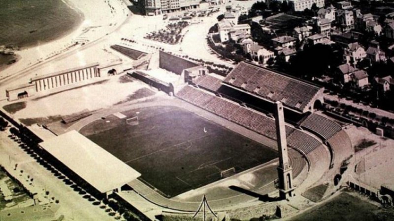 O confronto disputado em Coruña, na Espanha, ocorreu em 1978. Na época, Rubro-Negros e Tricolores foram convidados e participaram do Troféu Teresa Herrera. No tempo normal, um empate por 0 a 0. Nos pênaltis, o Flamengo venceu por 3 a 1.
