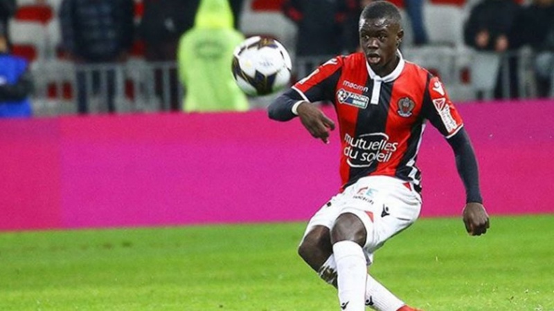 ESQUENTOU - A partir de julho, o zagueiro francês Malang Sarr tornou-se um jogador livre para negociar com qualquer clube, já que encerrou seu contrato com o Nice, da França, no último dia 30 de junho. O jovem atleta , de apenas 21 anos, é cobiçado no mercado por gigantes europeus. Os clubes mais fortes na disputa pela contratação do atleta são Arsenal e Leipzig.  Além das duas equipes, Paris Saint-Germain e Juventus também já demonstraram interesse no atleta, que poderá escolher o seu destino na próxima temporada 2020/21.