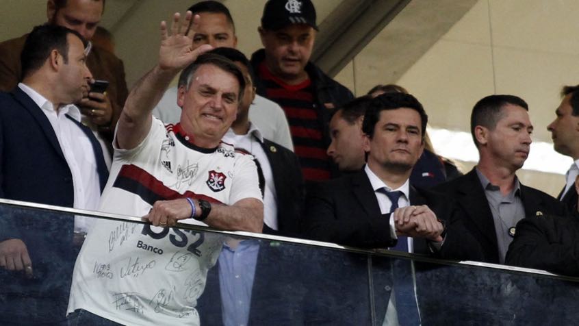 Em junho de 2019, durante partida entre Flamengo e CSA, no Mané Garrincha, em Brasília, o clube usou as redes sociais para postar foto de dirigentes com o presidente da República, Jair Bolsonaro,  vestido com a camisa do Rubro-Negro, ao lado do ex-ministro da Justiça, Sergio Moro.  O ex-juiz estava com a popularidade em queda pelo vazamento das conversas vazadas com o procurador Deltan Dallagnol quando estava à frente da Lava-Jato. 