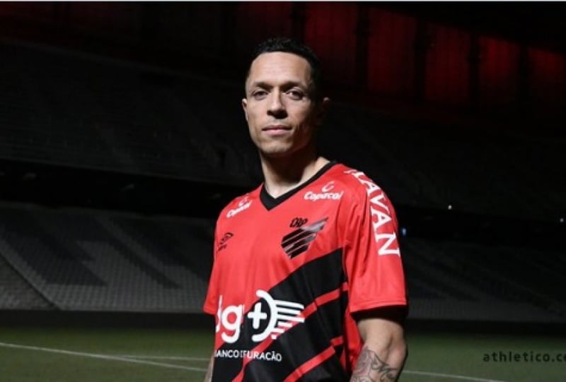 Adriano (36 anos) - Posição: lateral esquerdo - Clube atual: KAS Eupen - Valor de mercado: 500 mil de euros.