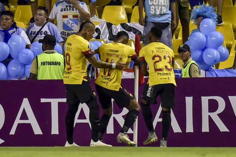 Barcelona de Guayaquil: Sobe – Aodonis Preciado foi um dos destaques do Barcelona na partida. Trouxe velocidade para o time e ajudou na marcação. / Desce – Molina recebeu o segundo cartão amarelo por uma falta desnecessária e complicou o Barcelona no jogo. 