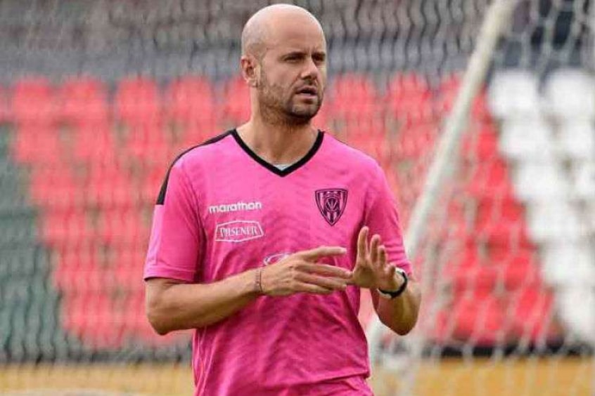 Nesta segunda-feira (19), Anderson Barros, diretor de futebol do Palmeiras, e Paulo Buosi, vice-presidente do clube, encaminharam o novo contrato com Miguel Ángel Ramírez. O vínculo deve ser de dois anos. O Verdão deve pagar a multa do técnico, cujo valor é de R$ 5,5 milhões. O anúncio oficial agora só depende do pagamento da multa aos equatorianos. Ainda há a possibilidade de os clubes negociarem jogadores, a pedido de Ramírez.