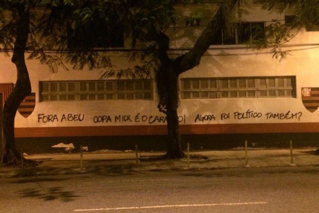 'Copa Mick': após diretor do clube afirmar que pichação não tinha sido feita por torcedores, flamenguistas picharam muro da Gávea com erros de português (23/05/19)