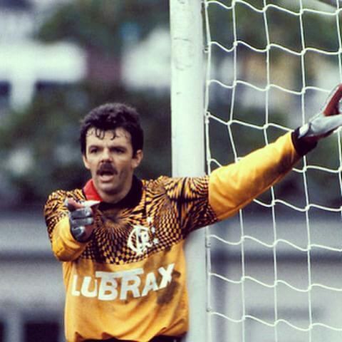 Gilmar Rinaldi também utilizou uniformes icônicos no Flamengo. Entre 1990 e 1994, uma das camisas usadas pelo goleiro foi essa amarela com detalhes pretos, que ficou marcada no clube.