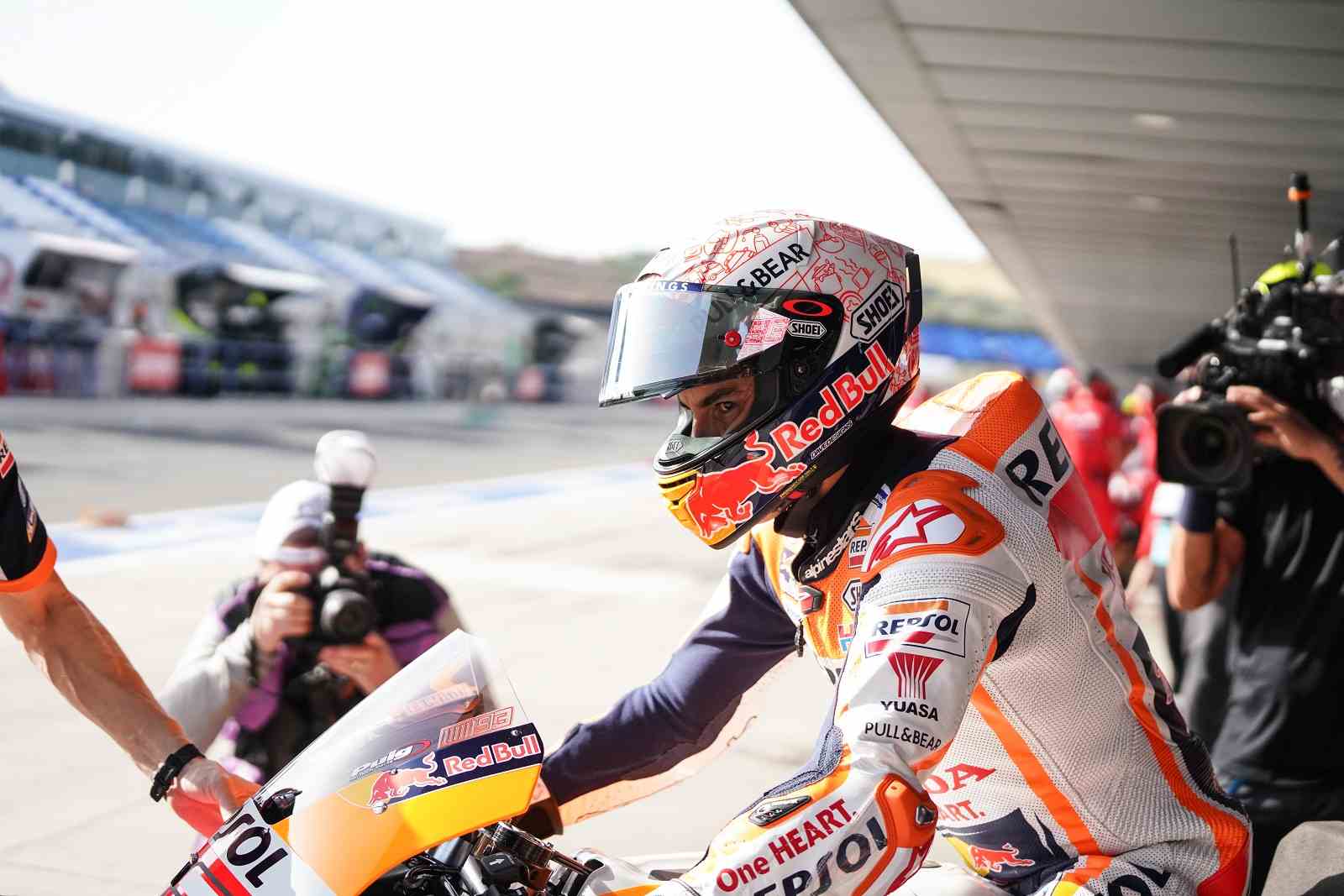 Marc Márquez mostrou que algumas coisas não mudam e levou um tombo (Foto: Repsol)