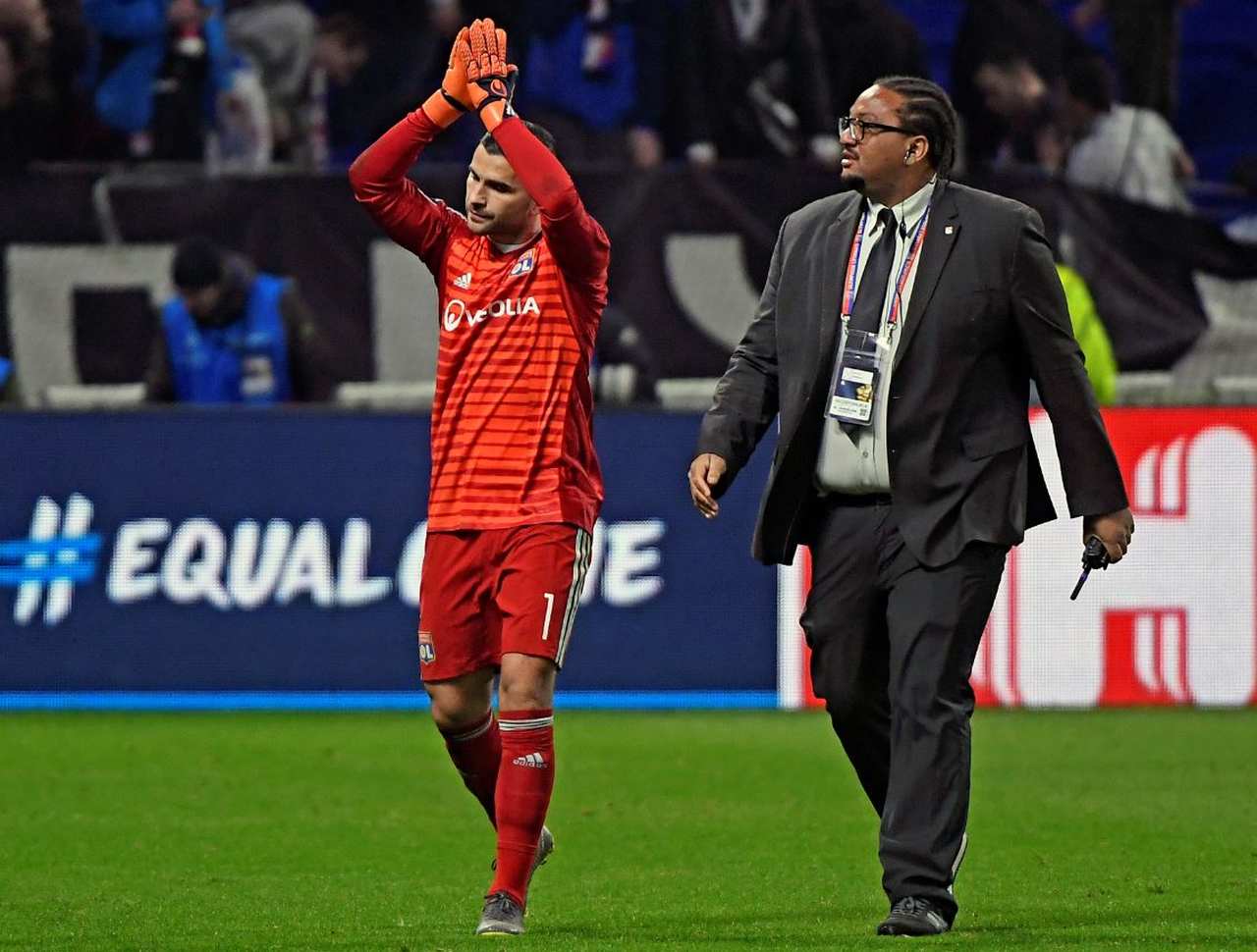 ESQUENTOU - Desejo antigo de Leonardo, diretor de futebol do PSG, Anthony Lopes pode se juntar ao clube parisiense. Segundo a "France Football", o brasileiro já entrou em contato com o goleiro para saber sobre a disponibilidade do jogador em se mudar para Paris.