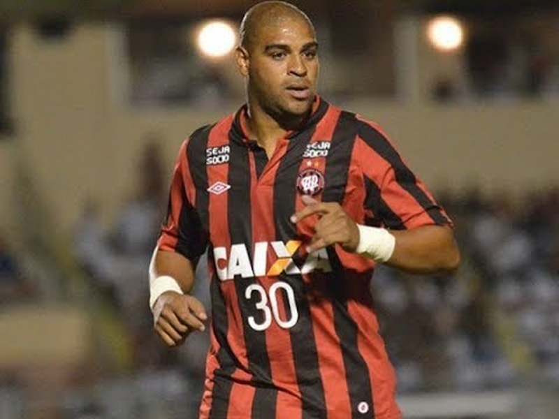 Adriano - Athletico-PR (2014) Após dois anos longe dos gramados, Adriano Imperador retornou ao futebol no Athletico-PR. O atacante entrou em campo apenas quatro vezes, sendo três delas pela Libertadores. Na última atuação pelo Athletico, Adriano marcou seu único gol pelo clube, contra o The Strongest, da Bolívia. O contrato do atacante foi rescindido em comum acordo após ele faltar dois treinos seguidos e ser visto em casa de shows no mesmo período. 