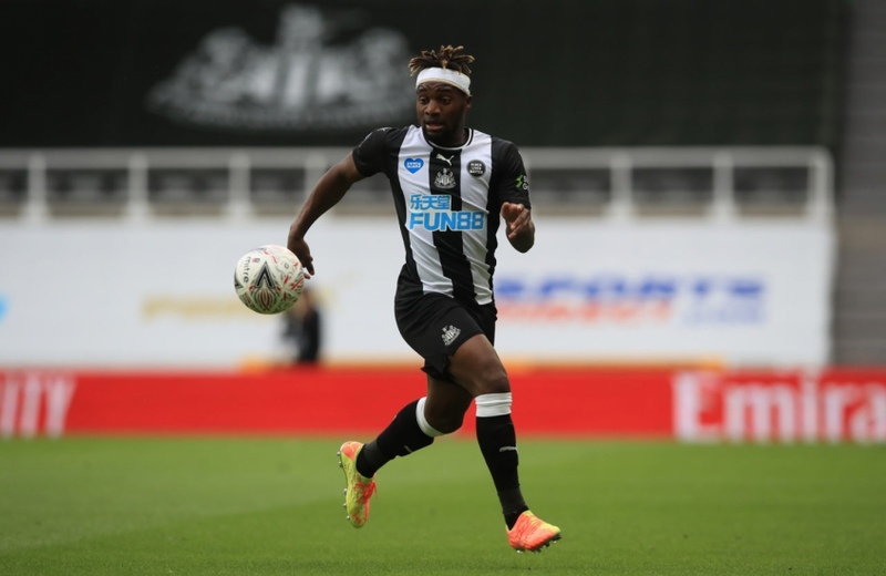 MORNO- Um dos destaques do Newcastle na temporada, o atacante Allan Saint-Maximin atrai o interesse de clubes da Inglaterra para a próxima temporada. De acordo com o jornal britânico "Metro", Arsenal e Tottenham querem o jogador.