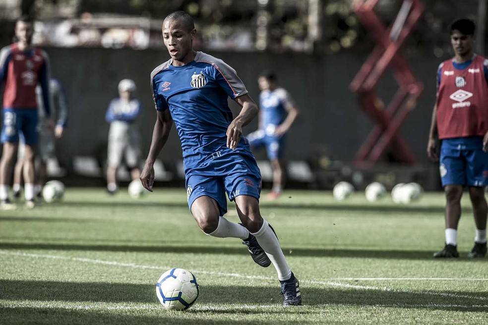 FECHADO - O Santos renovou com o atacante Allanzinho, de 20 anos, destaque da base, até 2024. O novo acordo prevê reajuste salarial e multa rescisória de 70 milhões de euros (R$ 389 milhões na cotação atual).