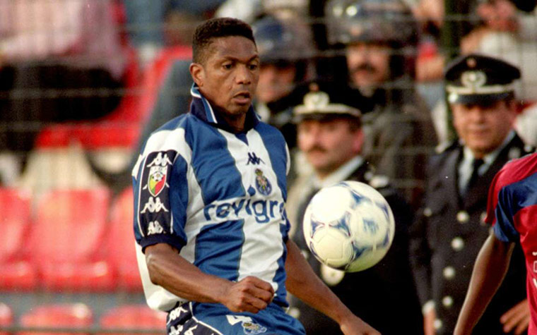 ALOÍSIO - Após brilhar pelo Internacional, o zagueiro Aloísio também foi xerife no Porto. É o brasileiro com mais jogos pelo time lusitano, com 332 jogos. Além disso foi pentacampeão nacional pelo clube entre 1994 e 1999.
