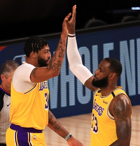 Anthony Davis e LeBron James (Los Angeles Lakers) comandaram a vitória sobre o Los Angeles Clippers por 103 a 101. Enquanto Davis foi o cestinha do embate, com 34 pontos, James ficou próximo de um triplo-duplo, fez a cesta da vitória e realizou grande defesa em cima de Kawhi Leonard (Los Angeles Clippers) nos últimos instantes