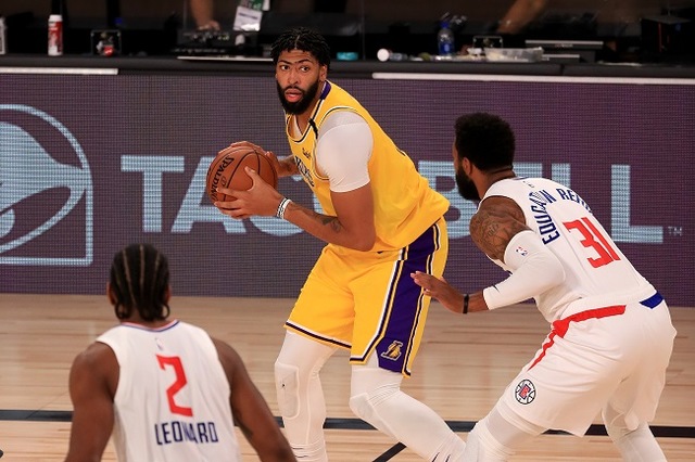 Cestinha da partida, o astro Anthony Davis (Los Angeles Lakers) anotou 34 pontos na vitória sobre o Los Angeles Clippers no primeiro jogo da equipe na volta da temporada. Davis ainda contribuiu com oito rebotes e quatro assistências em cerca de 35 minutos de ação