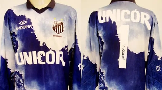Outra camisa utilizada pelos goleiros do Santos e que ficou marcada foi da de 1994, que parecia um mapa de tesouro nas cores azul e branca.