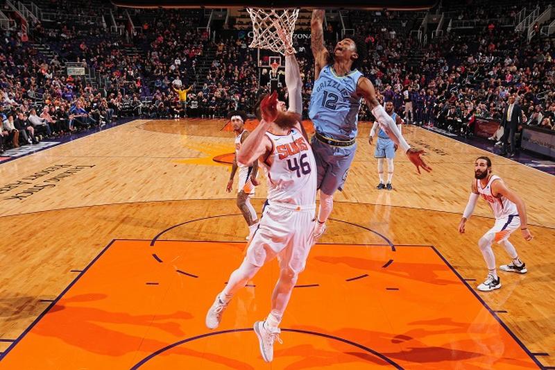 O pivô Aron Baynes ainda não está com o elenco do Phoenix Suns em Orlando e por um bom motivo: ele revelou ter sido diagnosticado com o coronavírus e ainda não ter tido os dois resultados negativos seguidos necessários para poder entrar na “bolha”.