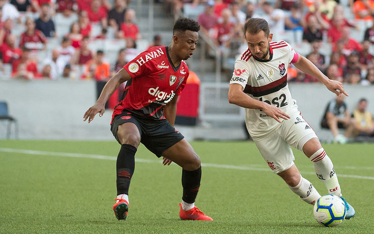 ATHLETICO-PR 0x2 FLAMENGO - Sob o comando de Jorge Jesus, o Flamengo pôs fim a uma escrita de 45 anos sem vencer na Arena da Baixada: 2 a 0 sobre o Athletico-PR.