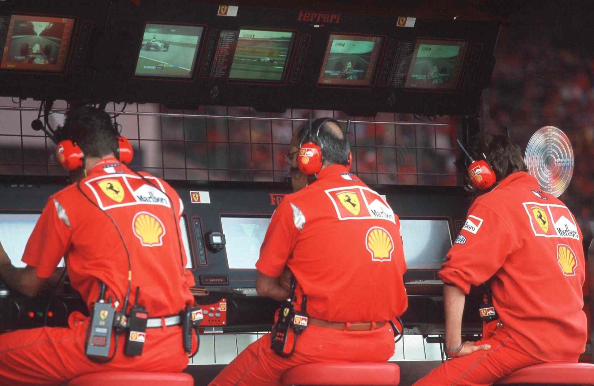 A Ferrari até disse que Barrichello poderia entrar quando quisesse, mas o brasileiro seguiu na pista