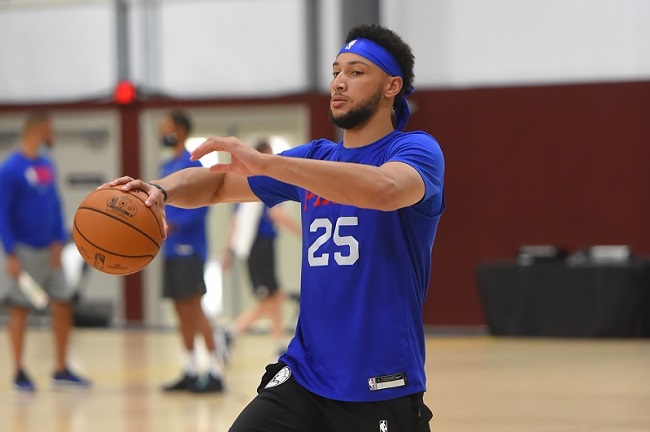 3- Ben Simmons (Philadelphia 76ers) Um dos principais candidatos ao prêmio de melhor defensor da temporada, o armador é o líder em roubadas de bola da liga em 2019-20 (2.1 por jogo) e faz 16.7 pontos, 8.2 assistências e 7.8 rebotes. Seu problema, entretanto, segue sendo a falta de arremessos de três