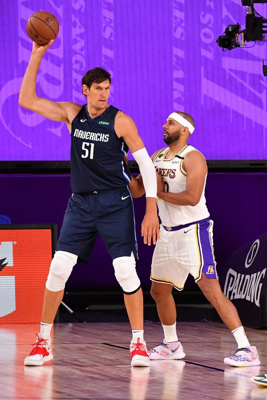 13- Boban Marjanovic (2,24 metros) - Desde 2015 na NBA, o pivô do Dallas Mavericks já passou por San Antonio Spurs, Detroit Pistons, Los Angeles Clippers e Philadelphia 76ers. Nesta temporada, Marjanovic anotou 31 pontos 17 rebotes diante do Dallas Mavericks, justamente quando a NBA suspendeu os jogos por conta da pandemia do coronavírus