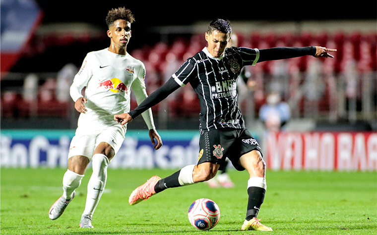 BRAGANTINO - SOBE - Arthur: O atacante era a principal arma do RB Bragantino. Com velocidade e dribles curtos, Arthur infernizou o lado esquerdo da defesa do Corinthians. / DESCE - Falha de Júlio César: O RB Bragantino começou a partida muito desligado. Logo aos 27 segundos, a equipe perdeu a bola no meio-campo e viu seu goleiro Júlio César aceitar um chute de fora da área totalmente defensável.  O frango abriu o caminho para classificação do Corinthians. 