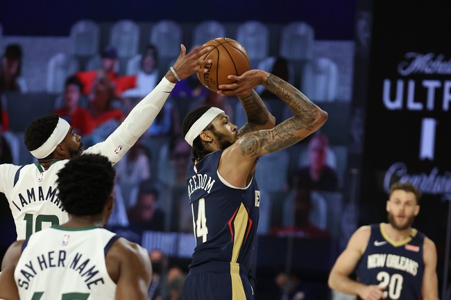 Mike Conley (Utah Jazz) bloqueia arremesso de Brandon Ingram (New Orleans Pelicans) durante a vitória de sua equipe por 106 a 104 na primeira partida da volta da NBA. Conley anotou 20 pontos e distribuiu quatro assistências, sendo um dos principais destaques do time de Salt Lake City no embate