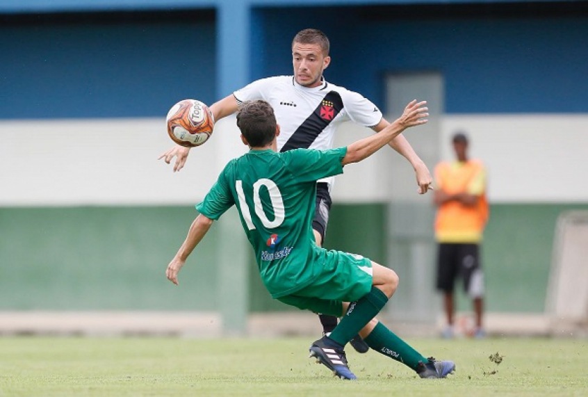 Caio Lopes é visto como outra joia do Vasco. O volante renovou seu contrato até janeiro de 2022, mas a multa não foi revelada. Fez dois gols na Copinha. 