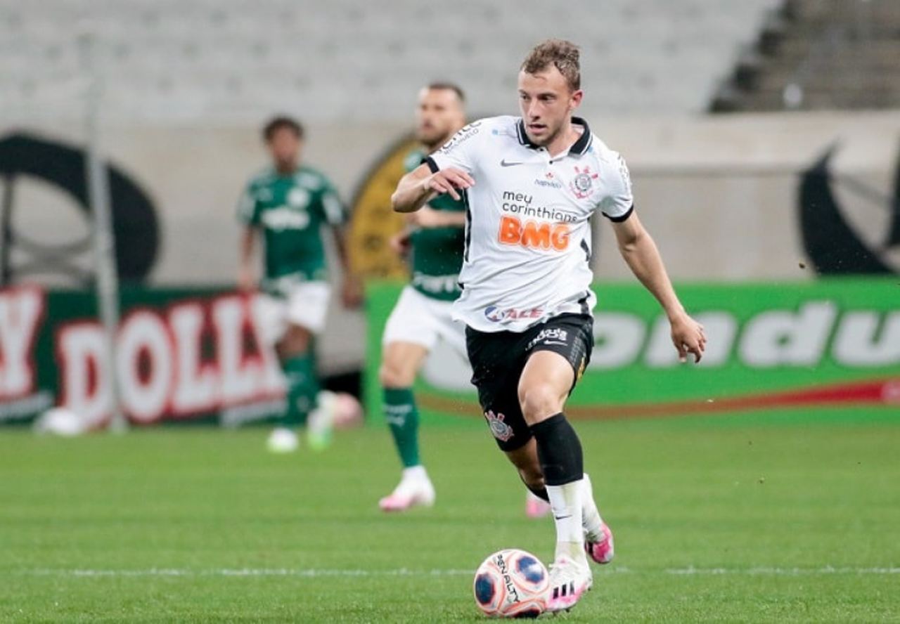 FECHADO: Após ser negociado com o Monza, que disputa a segunda divisão da Itália, o lateral-esquerdo Carlos Augusto se despediu do Corinthians, nesta quinta-feira, por meio de uma carta, que conta a sua longa trajetória de quase dez anos no clube. No texto, ele lamentou que essa história teve de ser interrompida, mas prometeu continuar na torcida e retornar em algum momento.