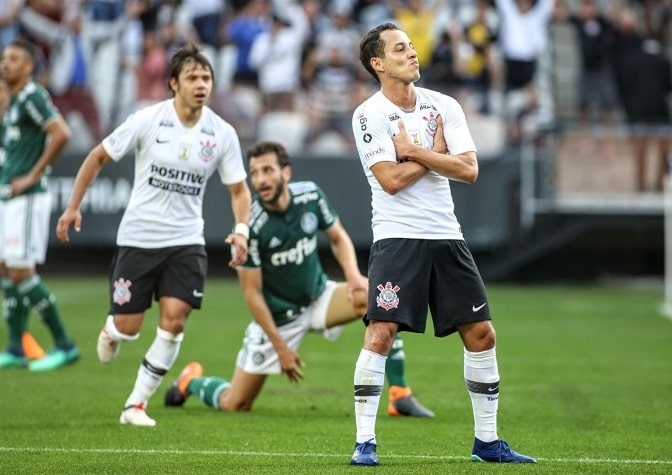 13/5/2018 - Corinthians 1 x 0 Palmeiras - 5ª Rodada Brasileirão-2018: Com mais um gol de Rodriguinho, o Timão bateu o (outra vez) apático Verdão na Arena corintiana. Dérbi ficou marcado pelas embaixadinhas de Romero, com a cabeça, no fim do jogo.