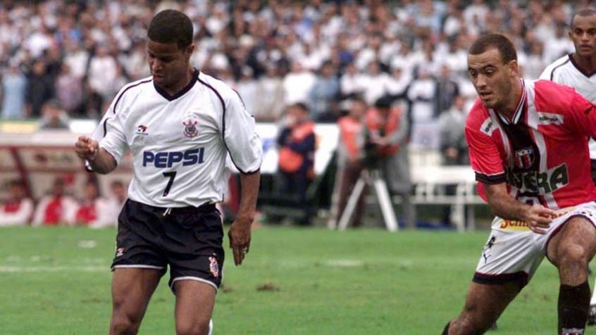 Camisa 1 do Corinthians em 2001 - Ainda com patrocínio da Topper, branca com detalhes em preto a partir do pescoço até a manga.