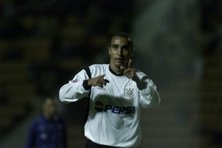 Camisa 1 do Corinthians em 2002 - Seguindo com a Topper, detalhe mais grosso em preto na altura dos ombros.