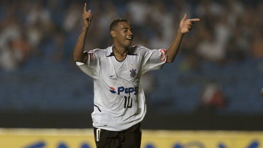 Camisa 1 do Corinthians em 2003 - Já com o logo da Nike, pequenos detalhes em preto no pescoço e na cintura.