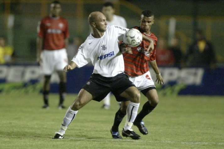 Camisa 1 do Corinthians em 2004 - Manto todo branco com o símbolo do clube no centro do peito.