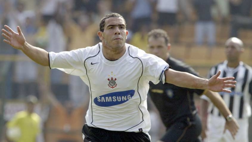 Camisa 1 do Corinthians em 2005 - Manutenção do símbolo no centro do peito com detalhe em preto a partir do pescoço até a cintura.