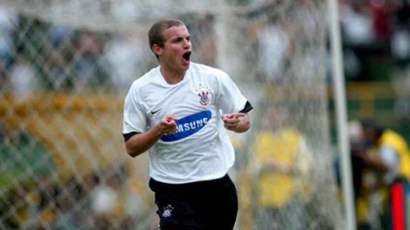 Camisa 1 do Corinthians em 2006 - Símbolo volta para o lado esquerdo do peito e detalhe em preto nas mangas.