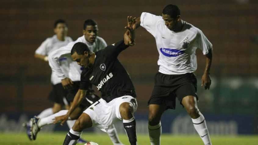 Camisa 1 do Corinthians em 2007 - Diferença para a versão do ano anterior é a ausência do detalhe em preto nas mangas.