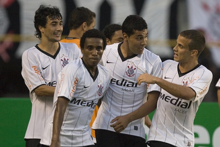 Camisa 1 do Corinthians em 2008 - Gola em "V" com detalhe em preto, além listras finas verticais também em preto.