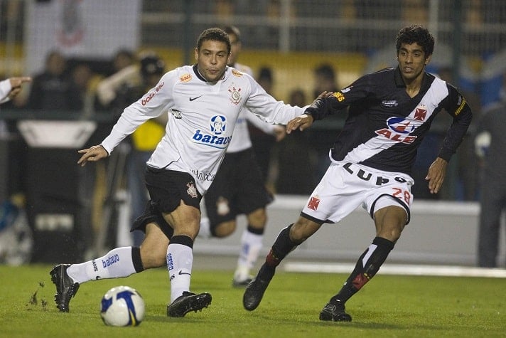 Camisa 1 do Corinthians em 2009 - Praticamente toda branca com detalhe em preto no pescoço e na altura da cintura.