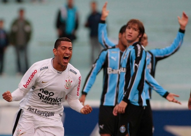 Camisa 1 do Corinthians em 2010 - Homenagem ao centenário do clube, símbolo da Nike em dourado e praticamente toda branca.