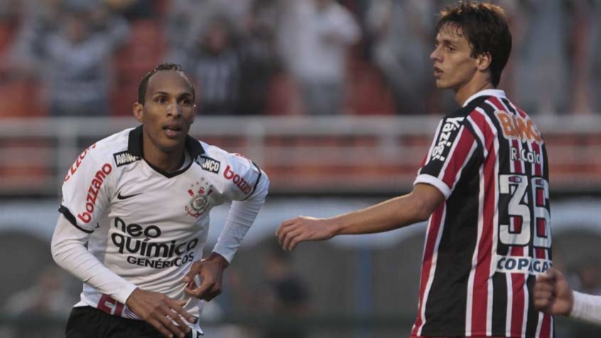 Camisa 1 do Corinthians em 2011 - Gola quase em "V" com mistura de gola preta "polo", e detalhes em preto também nas mangas.
