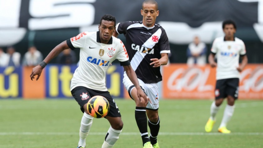 Camisa 1 do Corinthians em 2013 - Gola polo em preto e detalhes em preto também nas mangas.