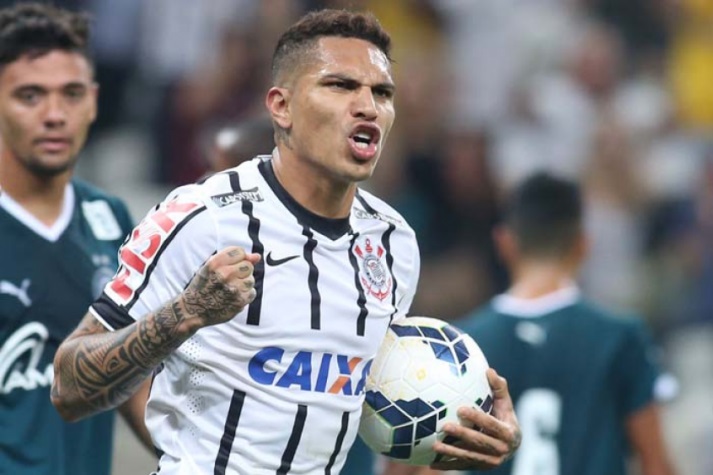 Camisa 1 do Corinthians em 2014 - Listras pretas verticais mais grossas e detalhes em preto também nas mangas.