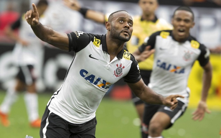 Camisa 1 do Corinthians em 2015 - Mangas, ombros e gola polo todos em preto, e uma listra também preta da axila até a cintura.