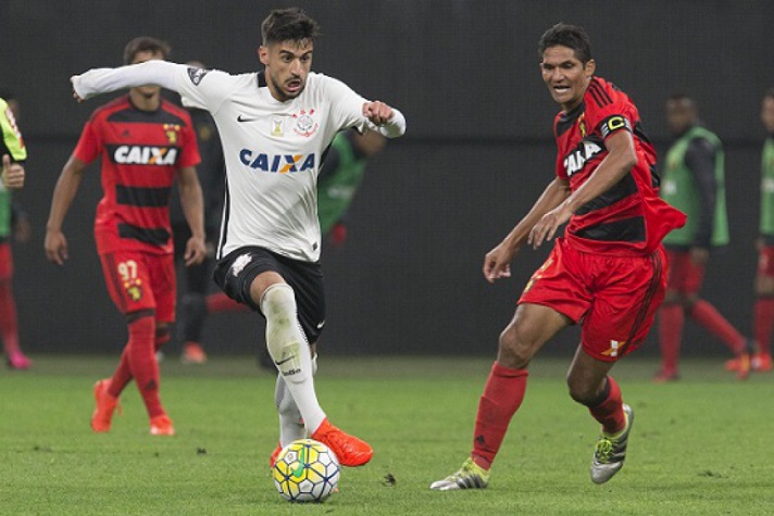 Camisa 1 do Corinthians em 2016 - Detalhe em preto na nuca e a listra preta desde a axila até a cinutra.