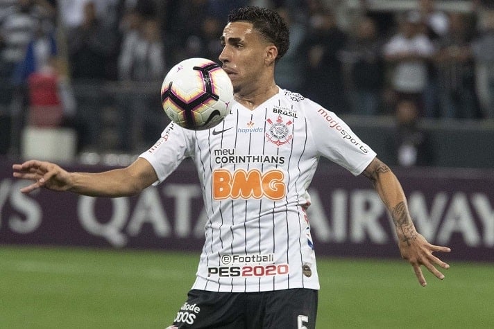 Camisa 1 do Corinthians em 2019 - Gola em "V" e listrar finas verticais por toda a camisa, exceto nas mangas.