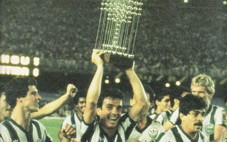 Coritiba - 1985 - O único título nacional do Coxa foi conquistado diante de um Maracanã lotado. Contra o Bangu, de Castor de Andrade, o time paranaense derrotou os cariocas nos pênaltis após empate por 1 a 1 no tempo normal. 